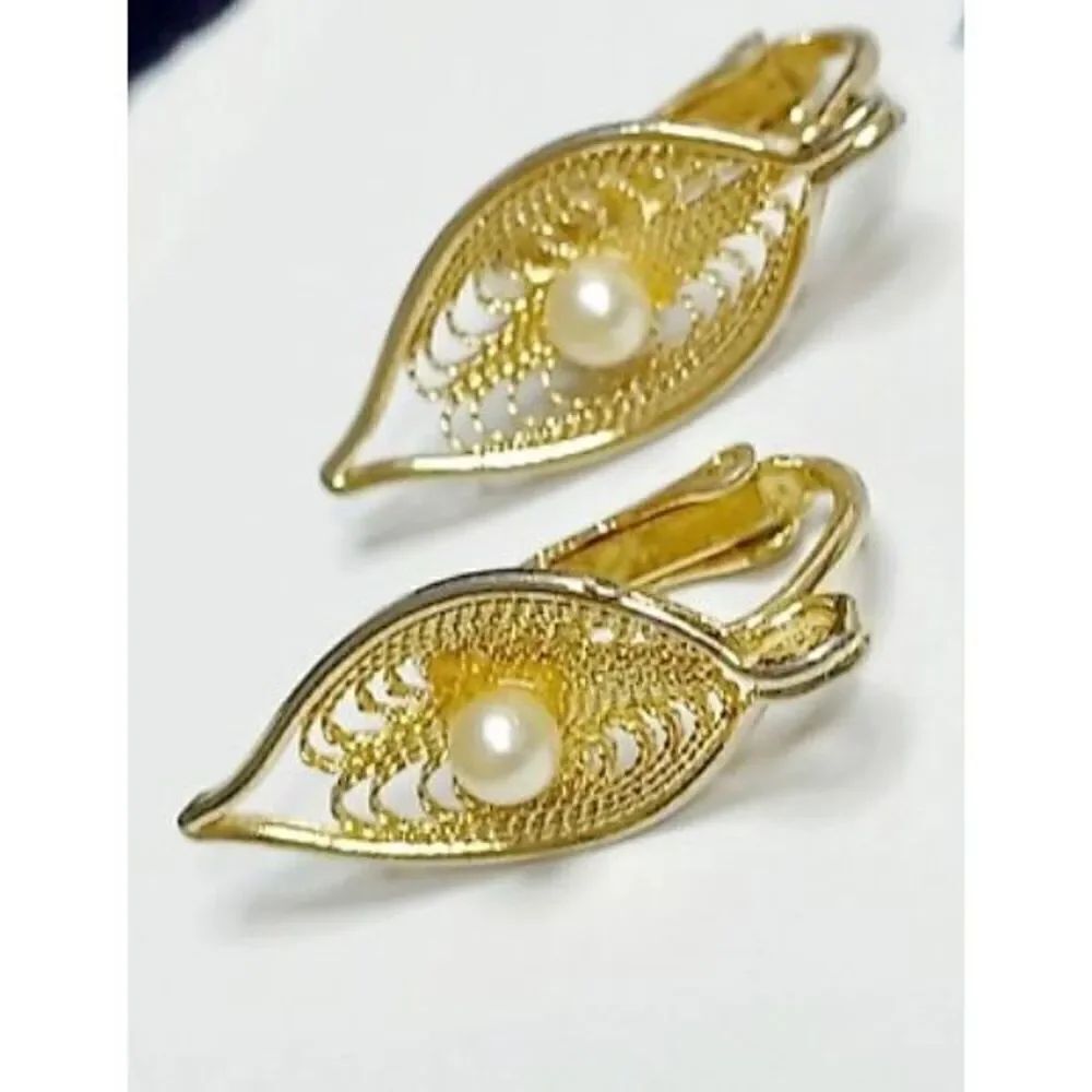 Vintage Sarah Coventry Filigree Goldtone Leaf with Center Faux Pearl Clip On Ear